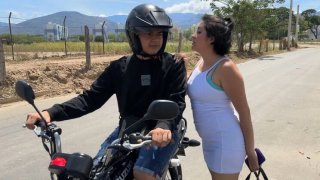 Remaja latina seksi manuela alvarez mengendarai penisku setelah aku menjemputnya di sepedaku - pantat besar twerking dan bercinta anal