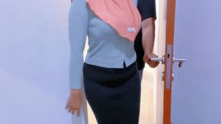 Hijab ibu rumah tangga selingkuh dengan teman - gairah indonesia milf payudara alami besar sialan