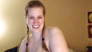 Hottie dengan payudara menakjubkan bermain dengan payudaranya di webcam
