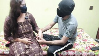 Desi India bhabhi kacau keras oleh teman suami dalam gaya doggy - audio hindi panas, pantat besar, vagina ketat