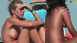 Video voyeur pantai nyata dengan babes Eropa seksi