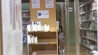 Mahasiswi Latina tidur di perpustakaan untuk mendapat uang