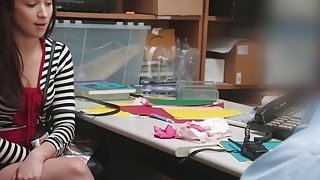 Teen Thief Naiomi Mae Membawa Long Cock Di Kantor