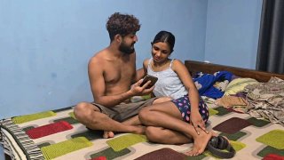 Shashi x meniduri saudara tiri India yang cantik setelah memergokinya sedang menonton film porno - gaya doggy kasar yang kasar
