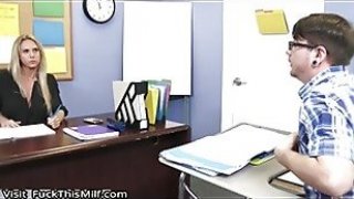 Mrs.Tyler baru saja siap menjadi guru seks pertama muridnya