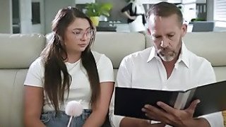 Putri tiri masuk ke dalam kamar sementara orang tua tiri sedang bercinta