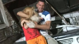 Memperbaiki mobil berakhir dengan blowjob gemuk