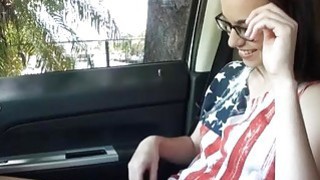 Remaja di kacamata Tali Dava mendapatkan vaginanya menggedor di mobil
