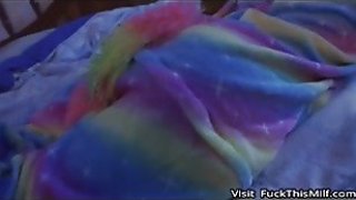 Teman saya meninggalkan saya sendirian dengan kakaknya saat menginap yang dia meniduri saya di pantat