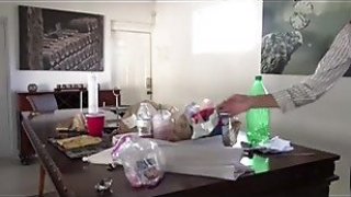 Stepmom terangsang yang menggairahkan menemukan kondom Stepson S XL memiliki kebutuhan untuk memuaskanCMGI6