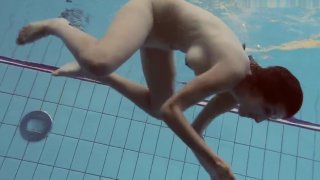 Amatir Lastova terus berenang