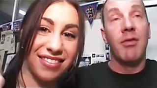 Istri mendapat kacau oleh orang asing di toko seks