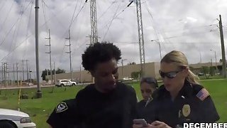 Dua petugas polisi wanita jahat menghisap penis besar penjahat hitam lalu membuatnya menjilat pantat cewek