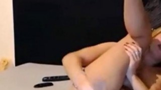 Remaja pirang mendapat fucked di depan kamera dengan sex toy oleh pacarnya