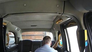 Penumpang amatir ditumbuk oleh pengemudi jahat di taksi