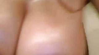 Ebony dengan payudara besar diminyaki di Webcam