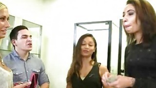 Amatir Flashing Tits Selama Money Talks Stunt In Salon