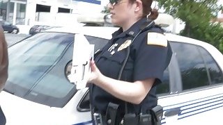 Dua polisi wanita secara bergiliran mengambil penis hitam besar di belakang truk