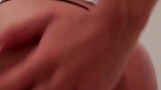 Bitchy latina berambut merah mengisi mulutnya dengan kontol keras