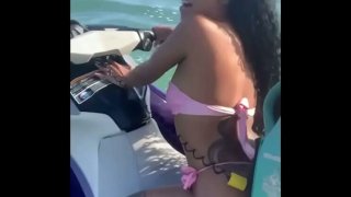 Istri muda selingkuh dari suaminya di pantai - seks publik di jet ski dengan instruktur