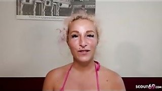 Gangbang dan Bukkake amatir Jerman asli untuk gadis melengkung dengan payudara kendor oleh orang tua