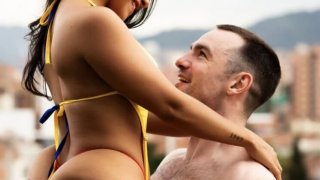 Istri Kolombia Seksi Cheats With Waiter - Big White Cock Creampie