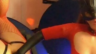 Miss Gwen mendominasi budak banci dengan peregangan anal dildo besar