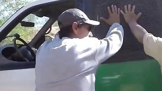 Pelacur pirang mendapatkan kacau oleh agen perbatasan