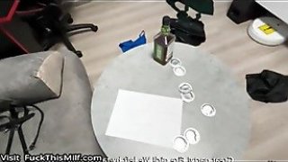 Bangun dengan tetangga saya telanjang di tempat tidur setelah pesta dan memutuskan untuk menidurinya lagi