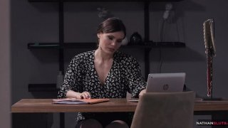 Sekretaris Asia Nakal Polly Pons Mendapat Anal BBC dari Kolega - HD 4K