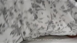 Cewek berambut hitam dengan hati-hati mencuci penisku dengan mulutnya yang lucuscpzjg8m