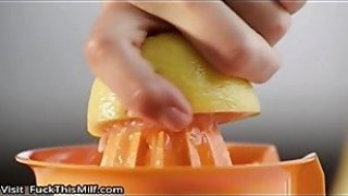 Milf Tanya memiliki pengalaman anal pertama