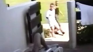 Remaja telanjang berbulu kacau gaya doggy oleh dua orang asing di halaman threesome