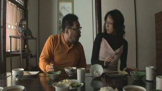 Fuckalbe chics Jepang saling membelai tubuh yang suka diemong