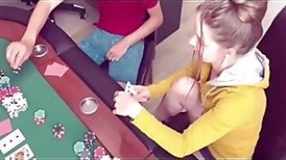 Strip poker diakhiri dengan bercinta kasar1