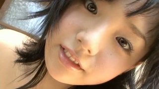 Rambut coklat montok pucat dari Jepang berpose dalam bikini di rumah