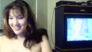 Chatting nympho menghilangkan bra dan menunjukkan payudara pucat di webcam dengan bangga