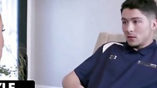 Payudara besar pantat besar milf reagan foxx menggoda teman-temannya anak tiri muda setelah latihan sepak bola