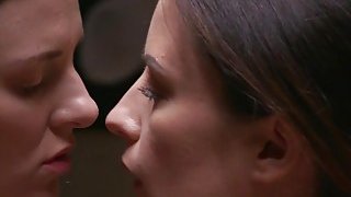 Lesbian cantik berhubungan seks di kamar gelap