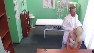 Dokter menyentuh pirang sebelum menidurinya di rumah sakit palsu
