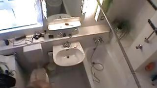 Keponakan saya tertangkap kamera mata-mata di kamar mandi