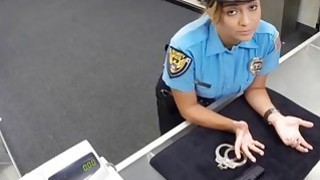 Polisi Latina memamerkan barang jarahannya untuk mendapatkan uang