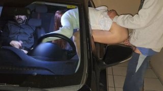 Suami menonton istri menjadi kacau gaya doggy di tempat parkir - creampie public squirting