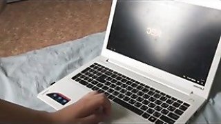 Remaja memergoki saudara laki-lakinya karena brengsek di film pornonya dan memberinya ulang tahun pekerjaan pukulan cumshot milf dewasa