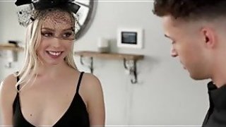 Saya belajar handjob di kontol anak tiri sementara dia membuat saya menyenangkan dengan jari -jarinya yang terampil