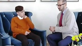 Stepbro memberinya lebih dari yang bisa dia tangani