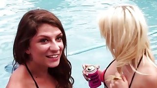 Bikini slutty babes mendesis pesta di samping kolam renang